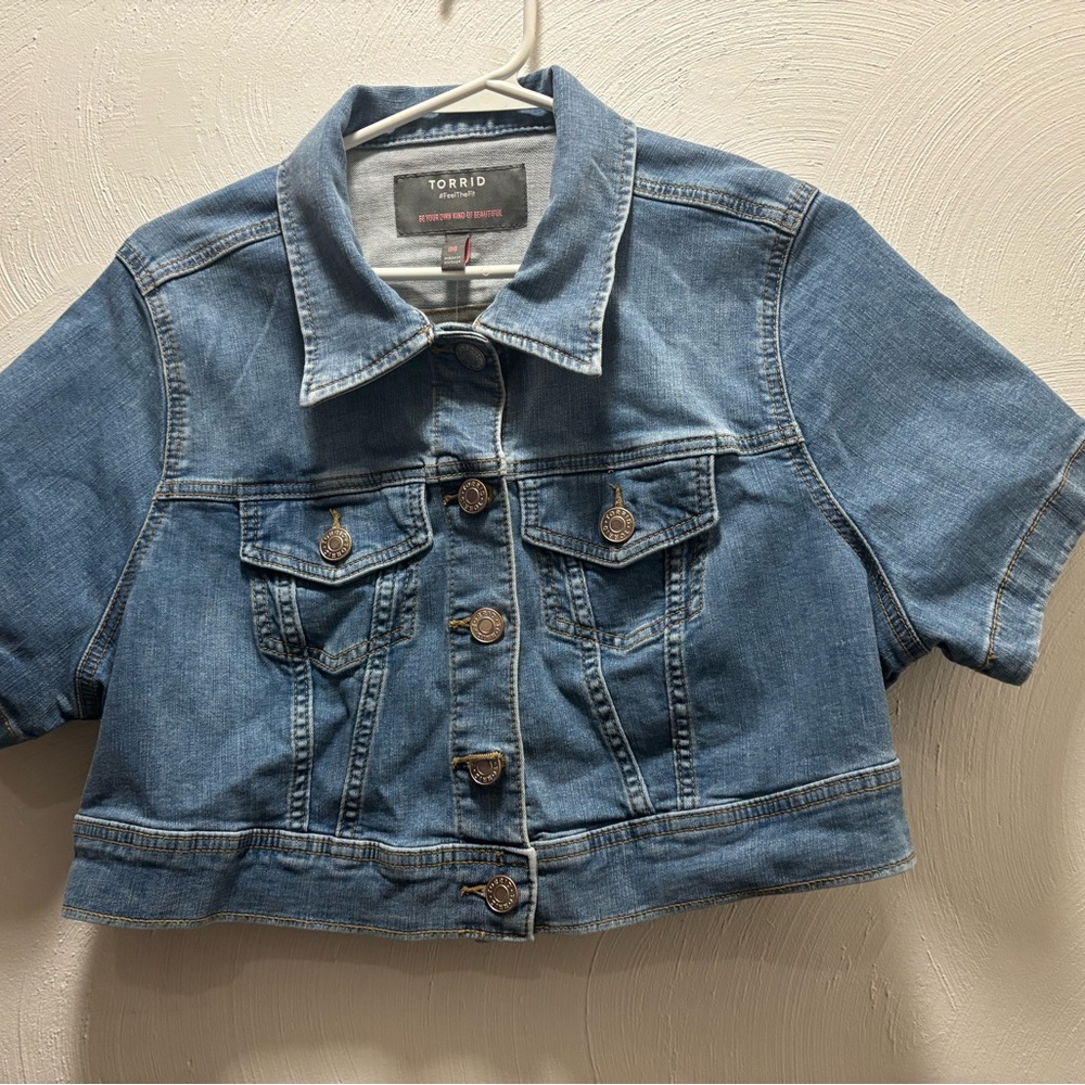 ✨💙 TORRID Blue Denim Shirt – Size 00 (Fits 10–12) 💙✨
🆕 Brand New With Tags! 🏷️